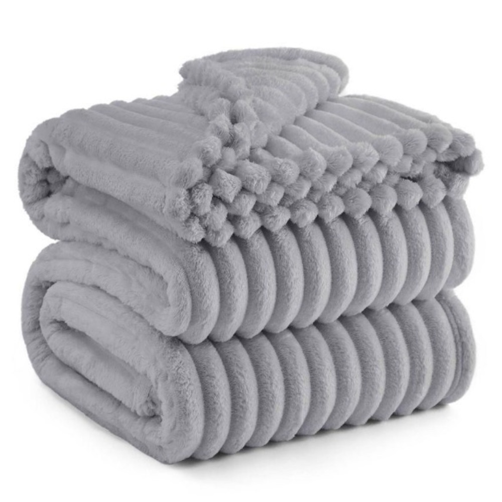 NWT Bedsure Twin/Twin XL Plush Blanket Light Gray. No offers